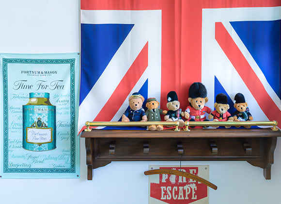 イギリス国旗の前にくまのぬいぐるみが6つ